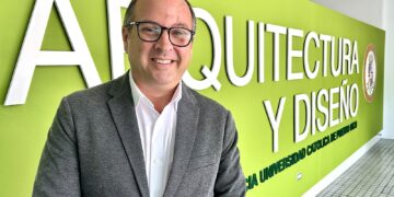 “Es momento de volver a ser proactivos y consolidar la identidad de la escuela como una institución de calidad, reconocida globalmente, que se centra en las personas; que fomenta el contacto de sus estudiantes con la realidad profesional y su colaboración con otras culturas”, declaró a La Perla del Sur, Juan Emmanuelli Benvenutti, decano de la Escuela de Arquitectura de la PUCPRC. (Foto: Omar Alfonso)
