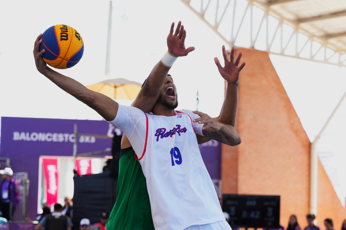 Kristhian Rivera #19 de Puerto Rico reacciona durante un encuentro con el equipo de Brasil en baloncesto 3x3 en Asunción 2025.
(Foto: Luis Licona)