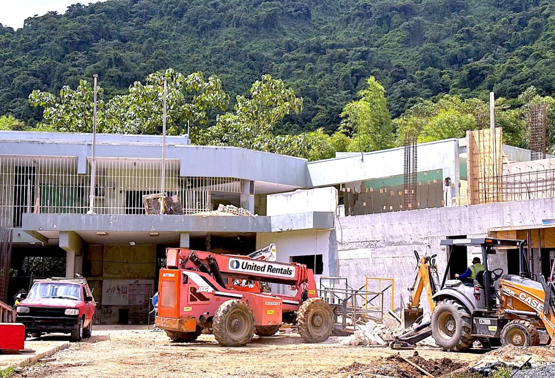 El Departamento de Educación pierde estudiantes, en parte, por un patrón de cambios continuos de escuela para los alumnos, planteles deteriorados y horarios de 12 pm a 5 pm, que resultan ser parchos para el problema de fondo: una infraestructura sin reparar, aunque hay dinero disponible. (Foto: CPI)