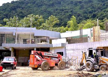 El Departamento de Educación pierde estudiantes, en parte, por un patrón de cambios continuos de escuela para los alumnos, planteles deteriorados y horarios de 12 pm a 5 pm, que resultan ser parchos para el problema de fondo: una infraestructura sin reparar, aunque hay dinero disponible. (Foto: CPI)