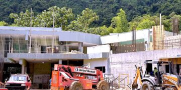 El Departamento de Educación pierde estudiantes, en parte, por un patrón de cambios continuos de escuela para los alumnos, planteles deteriorados y horarios de 12 pm a 5 pm, que resultan ser parchos para el problema de fondo: una infraestructura sin reparar, aunque hay dinero disponible. (Foto: CPI)
