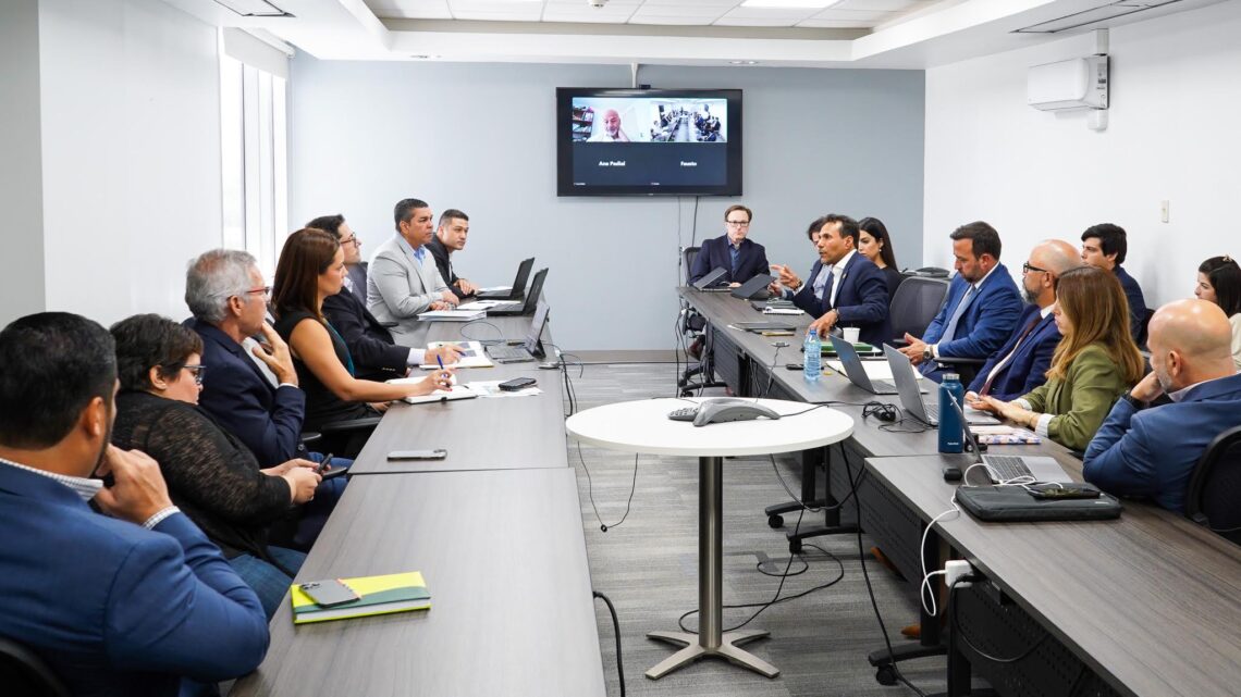 En julio del año pasado, las personas responsables de la recuperación de la red eléctrica se reunieron con Robert Mujica, director de la Junta de Control Fiscal. 
Foto suministrada