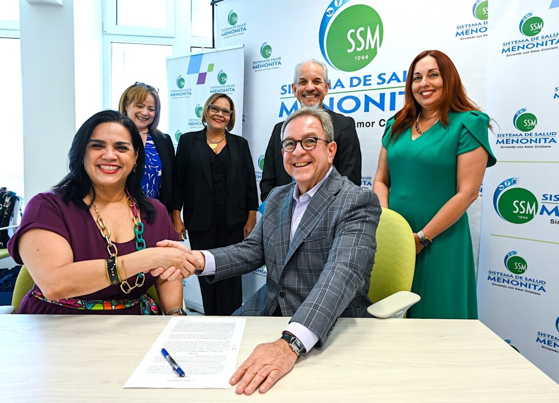 Como primer paso, Menonita anunció la concesión de 20 becas para empleados activos, quienes iniciarán estudios en EDP University como parte de un plan maestro para fortalecer servicios y consolidar ofrecimientos médicos de calibre mundial. (Foto: Sistema de Salud Menonita / FB)