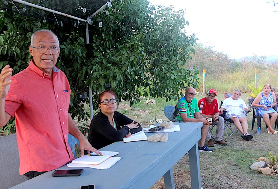 El legislador municipal del PIP, Emilio Nieves Torres, participa en reunión de la comundiad Llanos de Providencia. (Foto suministrada)