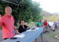 El legislador municipal del PIP, Emilio Nieves Torres, participa en reunión de la comundiad Llanos de Providencia. (Foto suministrada)