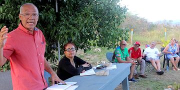 El legislador municipal del PIP, Emilio Nieves Torres, participa en reunión de la comundiad Llanos de Providencia. (Foto suministrada)