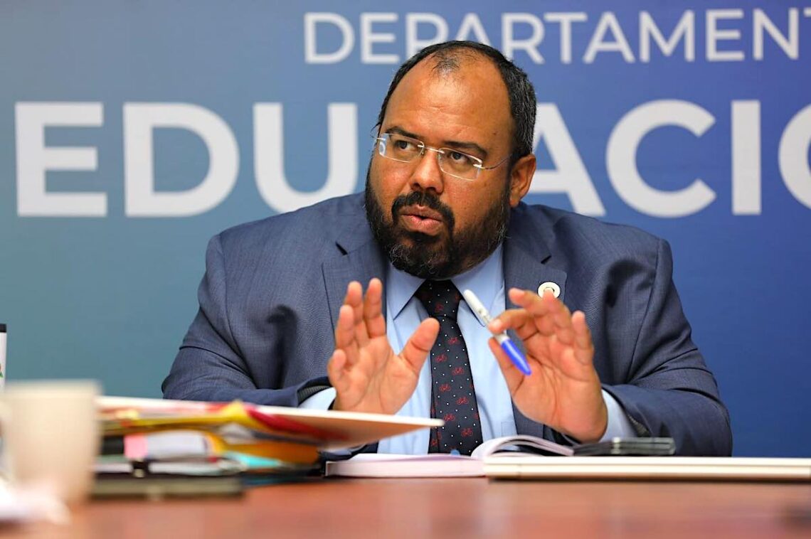 El secretario de Educación, Eliezer Ramos Parés, bajo la administración de Pedro Pierluisi, firmó en 2023 la carta circular para establecer en las escuelas un protocolo anti bullying contra personas LGBT+, que luego fue eliminada por Yanira Raíces. | Foto: Departamento de Educación / Facebook)