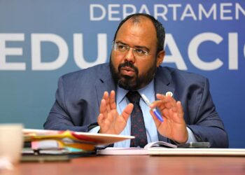 El secretario de Educación, Eliezer Ramos Parés, bajo la administración de Pedro Pierluisi, firmó en 2023 la carta circular para establecer en las escuelas un protocolo anti bullying contra personas LGBT+, que luego fue eliminada por Yanira Raíces. | Foto: Departamento de Educación / Facebook)