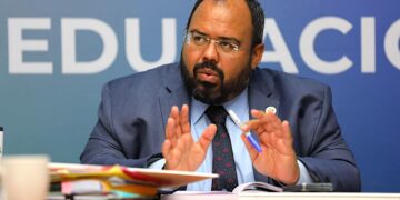 El secretario de Educación, Eliezer Ramos Parés, bajo la administración de Pedro Pierluisi, firmó en 2023 la carta circular para establecer en las escuelas un protocolo anti bullying contra personas LGBT+, que luego fue eliminada por Yanira Raíces. | Foto: Departamento de Educación / Facebook)