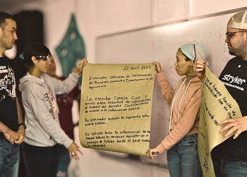 Por medio de talleres, desde el 2022, más de 80 estudiantes han aprendido cómo corroborar información e identificar fuentes confiables y cómo analizar la representación de género y de la identidad racial en los medios. (suministrada)