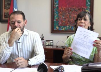 Senadores del PIP, María de Lourdes Santiago y Adrián González Costa. (Foto suministrada)