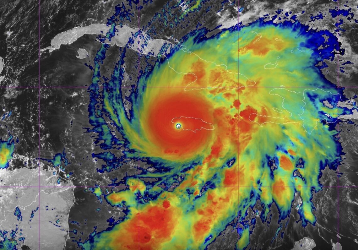 Tal azote abre el escenario a que residencias y edificios no soporten el embate del huracán Melissa, reconoció el primer ministro Andrew Holness. (Imagen: NOAA)