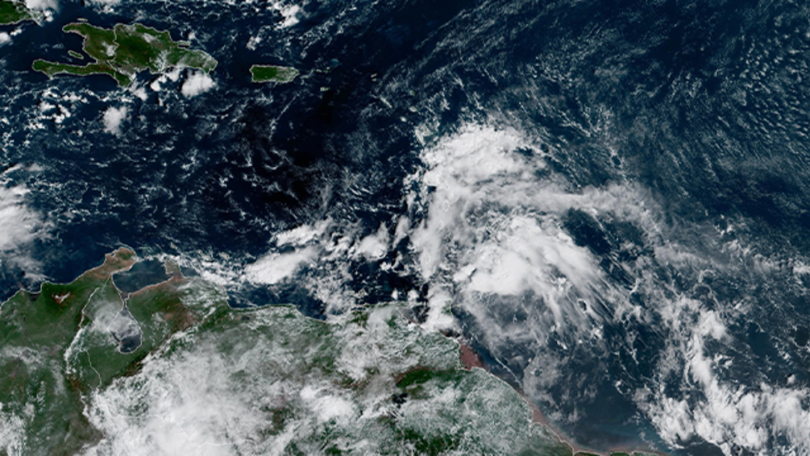 Invest 98L se mueve rápidamente hacia el oeste a 35 millas por hora, lo que según el NHC podría limitar el desarrollo en el próximo día o dos. (Imagen: NOAA)
