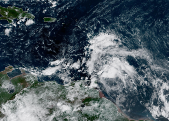 Invest 98L se mueve rápidamente hacia el oeste a 35 millas por hora, lo que según el NHC podría limitar el desarrollo en el próximo día o dos. (Imagen: NOAA)
