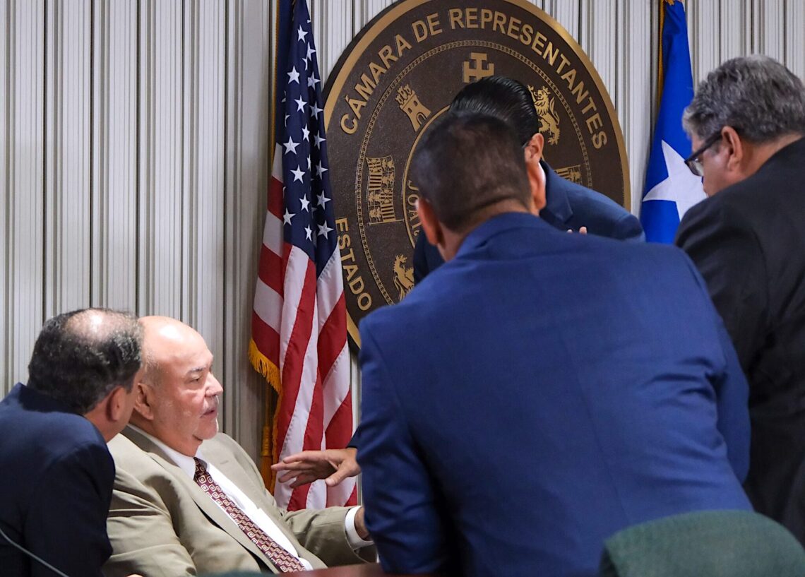 Ante los reclamos de organizaciones periodísticas, activistas y comunitarias por el trámite atropellado que se le ha dado a la medida que obstaculizaría aún más el acceso a la información pública, Carlos “Johnny” Méndez aseguró que se atenderán las preocupaciones sobre la medida sin prisa. (Foto: Norenid Feliciano / CPI)