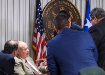 Ante los reclamos de organizaciones periodísticas, activistas y comunitarias por el trámite atropellado que se le ha dado a la medida que obstaculizaría aún más el acceso a la información pública, Carlos “Johnny” Méndez aseguró que se atenderán las preocupaciones sobre la medida sin prisa. (Foto: Norenid Feliciano / CPI)