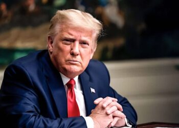 “A todas las aerolíneas, pilotos, narcotraficantes y traficantes de personas: les rogamos que consideren que el espacio aéreo sobre Venezuela y sus alrededores permanecerá cerrado en su totalidad”, ha escrito el presidente en su red social Truth.
(Foto: Erin Schaff / Pool)