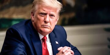 “A todas las aerolíneas, pilotos, narcotraficantes y traficantes de personas: les rogamos que consideren que el espacio aéreo sobre Venezuela y sus alrededores permanecerá cerrado en su totalidad”, ha escrito el presidente en su red social Truth.
(Foto: Erin Schaff / Pool)