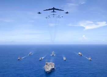 La flota ya alcanza 13 navíos, incluyendo al portaaviones Gerald Ford, con capacidad para 4,500 tripulantes y hasta 90 aeronaves que portan misiles Tomahawk, antibuques y bombas guiadas por láser. (Foto: Air Force / Petty Officer 3rd Class Erwin Miciano)