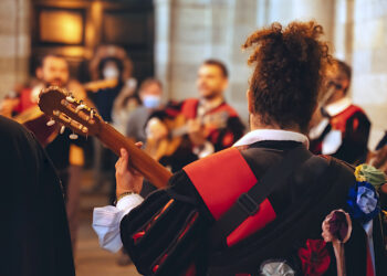 Al menos 15 agrupaciones y cerca de 200 participantes desfilarán sobre la tarima, junto a sus guitarras, mandolinas, castañuelas y panderetas. (Foto: iStock)