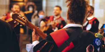 Al menos 15 agrupaciones y cerca de 200 participantes desfilarán sobre la tarima, junto a sus guitarras, mandolinas, castañuelas y panderetas. (Foto: iStock)