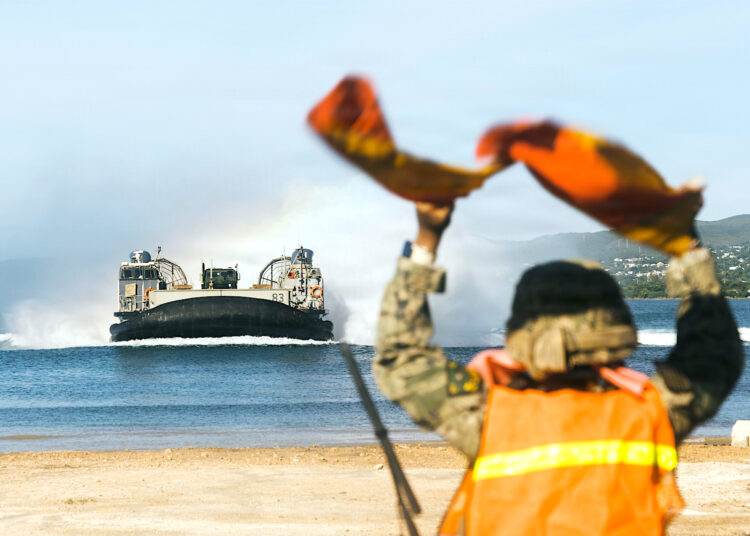 Dos contratos obtenidos por La Perla del Sur evidencian que la armada naval ya reservó el Muelle 8 y cinco cuerdas del estacionamiento de contenedores. (Foto: Sgt. Maurion Moore - U.S. Marine Corps)