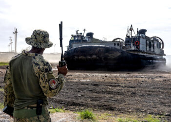 Datos publicados por el Departamento de Guerra evidencian que en Ponce sucede algo más que tareas rutinarias de descarga de equipo militar, almacenamiento de provisiones y reabastecimiento. (Foto: US NAVY / Savannah Hardesty)