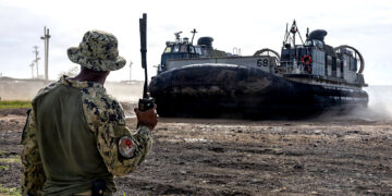 Datos publicados por el Departamento de Guerra evidencian que en Ponce sucede algo más que tareas rutinarias de descarga de equipo militar, almacenamiento de provisiones y reabastecimiento. (Foto: US NAVY / Savannah Hardesty)