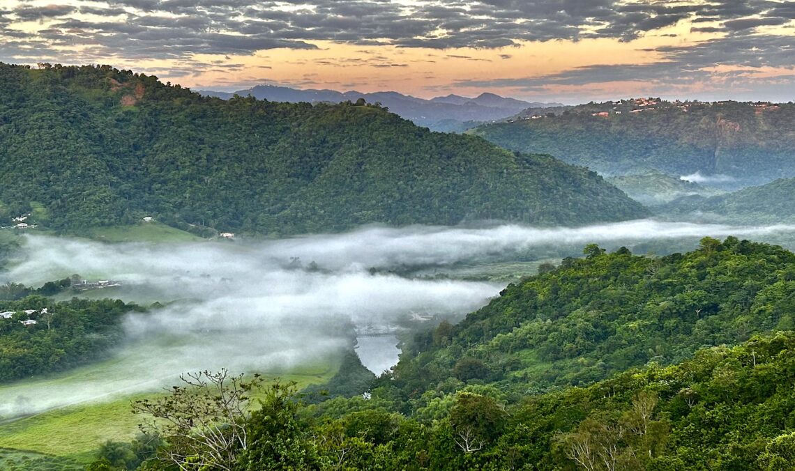 Factores como la brisa y la humedad pudieron provocar que residentes en estas localidad experimentaran, incluso, una sensación térmica por debajo de los 50 grados. En la foto, el barrio San Lorenzo de Morovis. (Archivo)