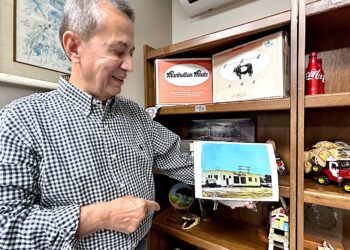 En su oficina, Coco Santiago ha creado un pequeño museo donde exalta el origen de Manhattan Dairy, la empresa precursora de Hermanos Santiago Cash & Carry. (Foto: Omar Alfonso / La Perla del Sur)