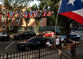 Banderas de Puerto Rico cuelgan sobre la entrada a un patio del complejo de vivienda Hope Gardens en la calle Linden, en Brooklyn. Foto por Adi Talwar | Centro de Periodismo Investigativo
