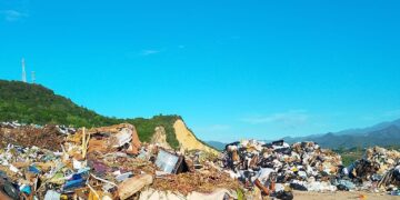 Si en o antes del lunes no se corrige el problema ambiental creado por basura expuesta, municipios como Villalba y Santa Isabel deberán buscar vertederos alternos, advirtió el alcalde Ramón Hernández Torres. (Foto suministrada)