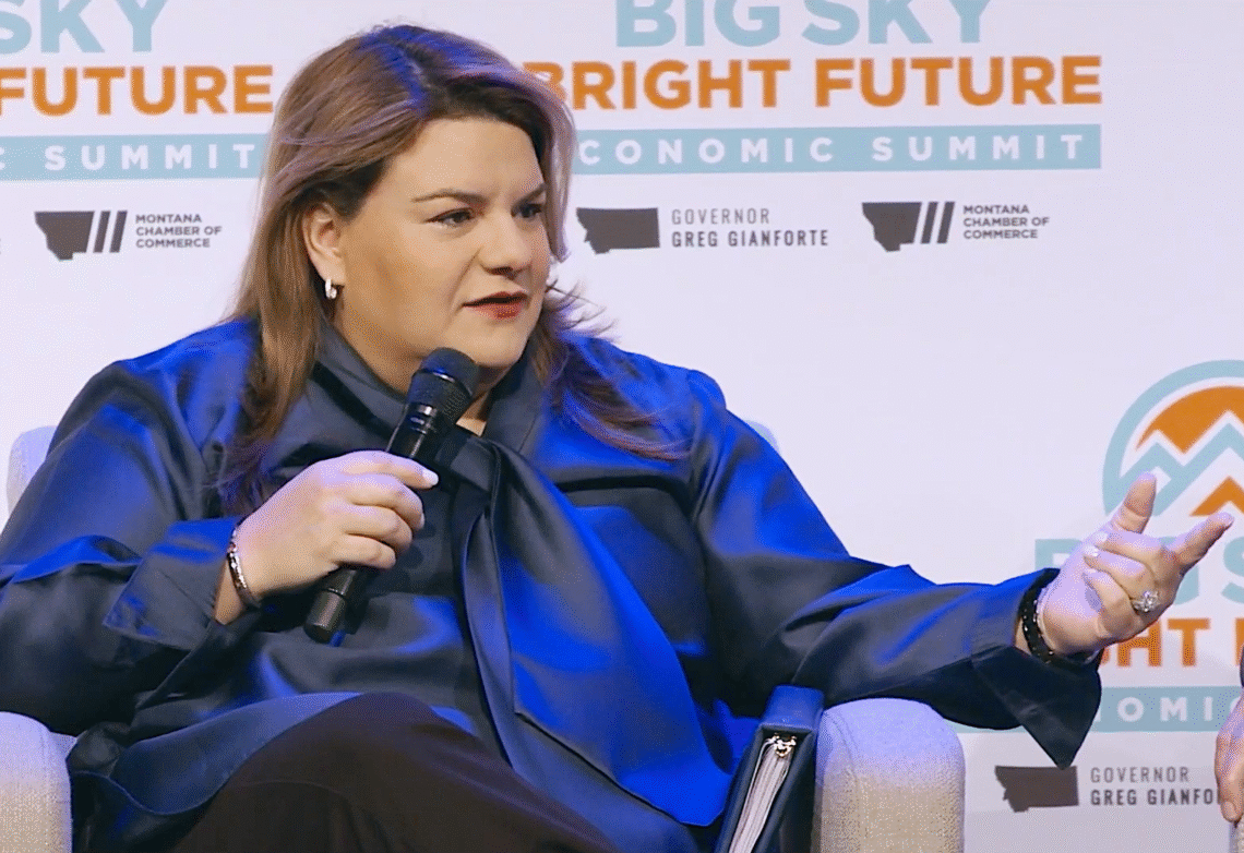 Durante un evento en Montana el pasado mes de octubre, la Gobernadora reclamó como logros de su administración la extensión a la quema de carbón en Puerto Rico y la firma del contrato a largo plazo para el suplido de gas con New Fortress Energy. (Captura de pantalla de YouTube)