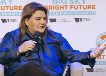 Durante un evento en Montana el pasado mes de octubre, la Gobernadora reclamó como logros de su administración la extensión a la quema de carbón en Puerto Rico y la firma del contrato a largo plazo para el suplido de gas con New Fortress Energy. (Captura de pantalla de YouTube)