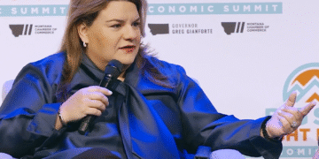 Durante un evento en Montana el pasado mes de octubre, la Gobernadora reclamó como logros de su administración la extensión a la quema de carbón en Puerto Rico y la firma del contrato a largo plazo para el suplido de gas con New Fortress Energy. (Captura de pantalla de YouTube)