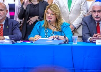 De izquierda a derecha: Carlos "Johnny' Méndez, presidente de la Cámara de Representantes; Jenniffer González, gobernadora; y Thomas Rivera Schatz, presidente del Senado. (Foto suministrada)