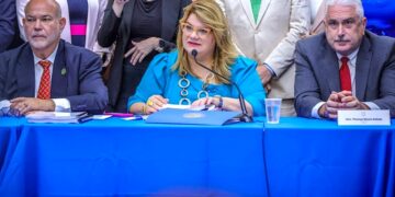 De izquierda a derecha: Carlos "Johnny' Méndez, presidente de la Cámara de Representantes; Jenniffer González, gobernadora; y Thomas Rivera Schatz, presidente del Senado. (Foto suministrada)