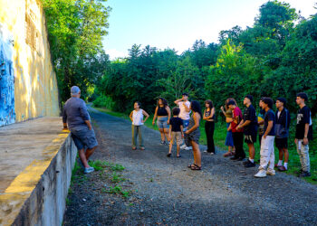 Miembros del Comité Dialogo Ambiental recorrieron recientemente la isla municipio, incluyendo este búnker de municiones abandonado en Vieques. (Foto suministrada)