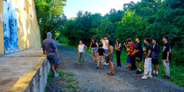 Miembros del Comité Dialogo Ambiental recorrieron recientemente la isla municipio, incluyendo este búnker de municiones abandonado en Vieques. (Foto suministrada)