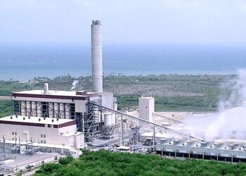 Una nueva directriz de la EPA permite que AES Guayama triplique sus emisiones de mercurio y metales pesados, a pesar de multas previas y sin estudios epidemiológicos que lo sustenten. (Foto archivo)