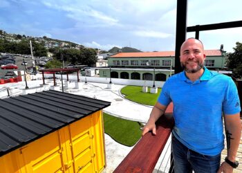 Después de múltiples demoras, Yauco estrena el Mercado Rooftop con cinco locales ancla y el colectivo Embori, coincidiendo con el Festival Nacional del Café. Junto a estas líneas, el alcalde Ángel Luis Torres. (Foto Omar Alfonso)