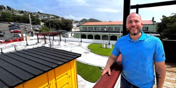 Después de múltiples demoras, Yauco estrena el Mercado Rooftop con cinco locales ancla y el colectivo Embori, coincidiendo con el Festival Nacional del Café. Junto a estas líneas, el alcalde Ángel Luis Torres. (Foto Omar Alfonso)