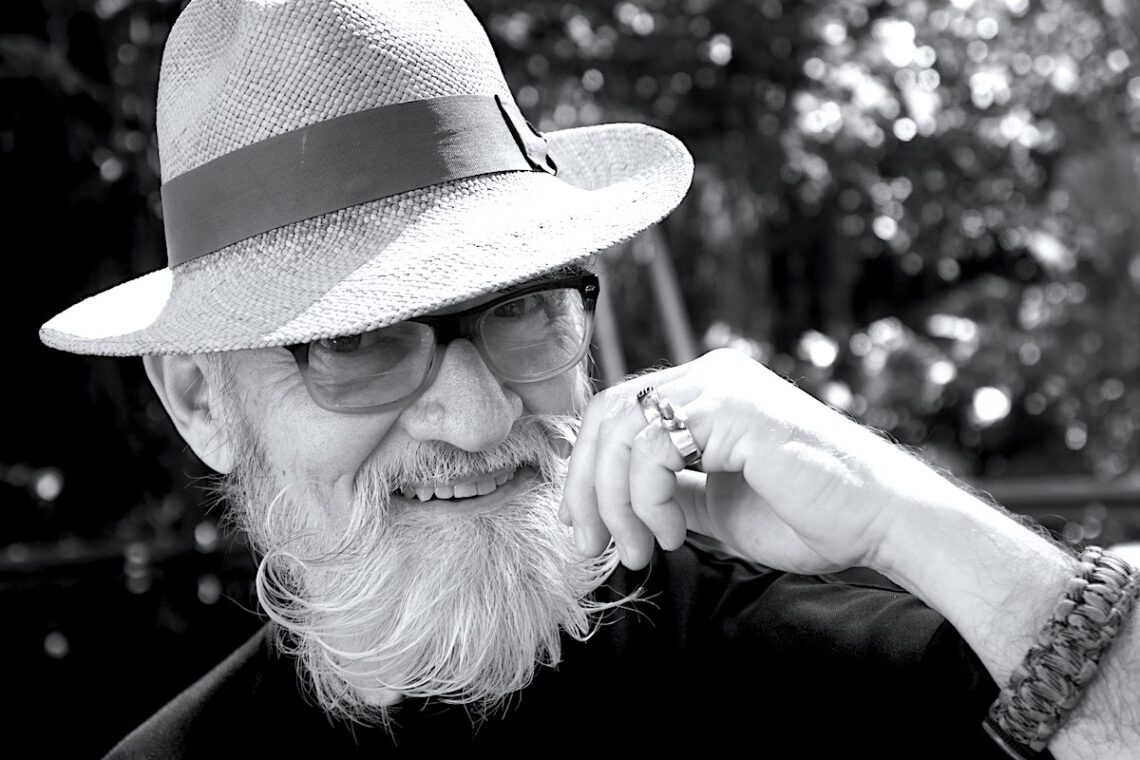 La muestra abre al público este jueves, 12 de febrero y utiliza la gasa como símbolo de denuncia y sanación. (Foto suministrada)