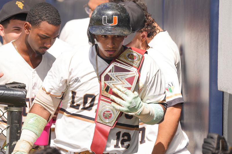 Como todos uno luchadores. Asiģ jugaron los Lobos de la UPR de Arecibo para ganar el tercer lugar de beģisbol de la LAI.(Caģmara en Mano Luis Ortiz)