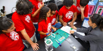 Con la ayuda de asesores expertos, los estudiantes construirán y probarán su propuesta finalista en un vuelo suborbital patrocinado por la NASA. (Foto suministrada)