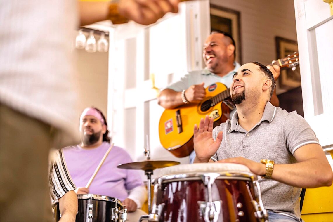 La extensa oferta musical de la Feria de Artesanías de Ponce se extenderá desde hoy hasta el domingo en la Plaza Las Delicias de Ponce. Foto: Animales Parranderos / Facebook)