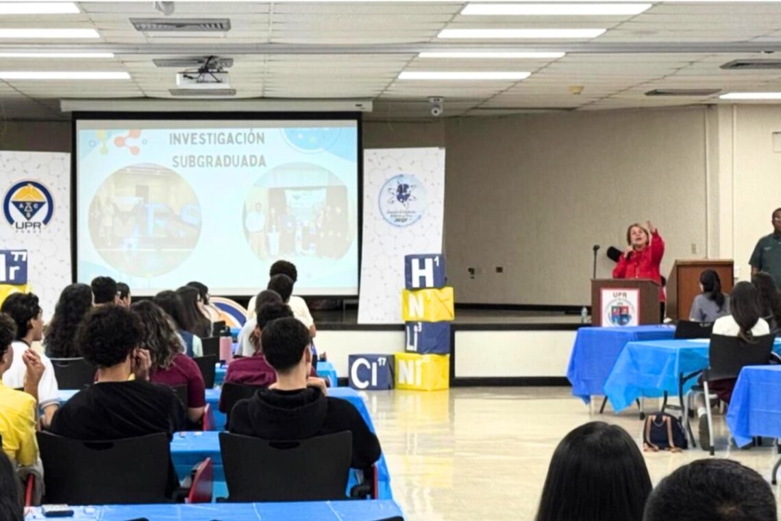 La Rectora, Dra. Tessie Cruz, se dirige a los estudiantes participantes en la XVII Competencias de Química y Física realizada en el Auditorio 225 de la UPR en Ponce. (Foto suministrada)