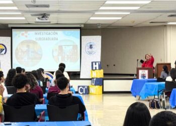 La Rectora, Dra. Tessie Cruz, se dirige a los estudiantes participantes en la XVII Competencias de Química y Física realizada en el Auditorio 225 de la UPR en Ponce. (Foto suministrada)