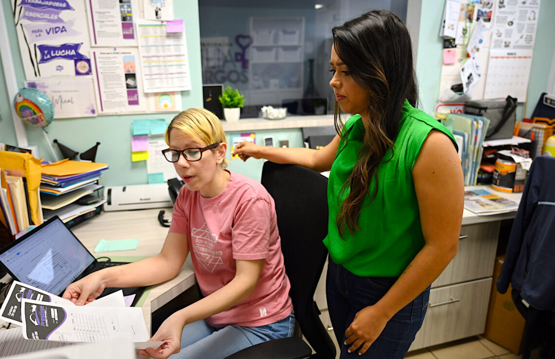 La directora ejecutiva de la Casa Protegida Julia de Burgos, Lenna Ramírez Cintrón, evalúa información de contabilidad con la facilitadora administrativa Mical Crespo Álvarez. (Foto: Ana María Abruña Reyes/Todas/todaspr.com)