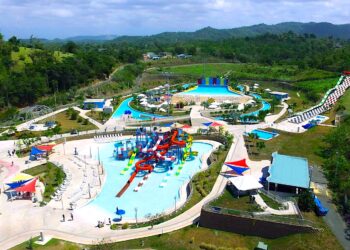 Con capacidad para 5 mil personas y 21 cuerdas de atracciones acuáticas, el parque reactiva su popular río pasivo, la colosal piscina con ocho modalidades de olas, el lago de botes chocones y el aclamado Epic Roof Top: el sports bar con vista panorámica a los predios. (Foto: Noel Garayua)